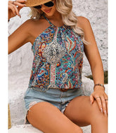 Regata feminina boho com estampa colorida e decote halter, ideal para looks leves e estilosos no verão.